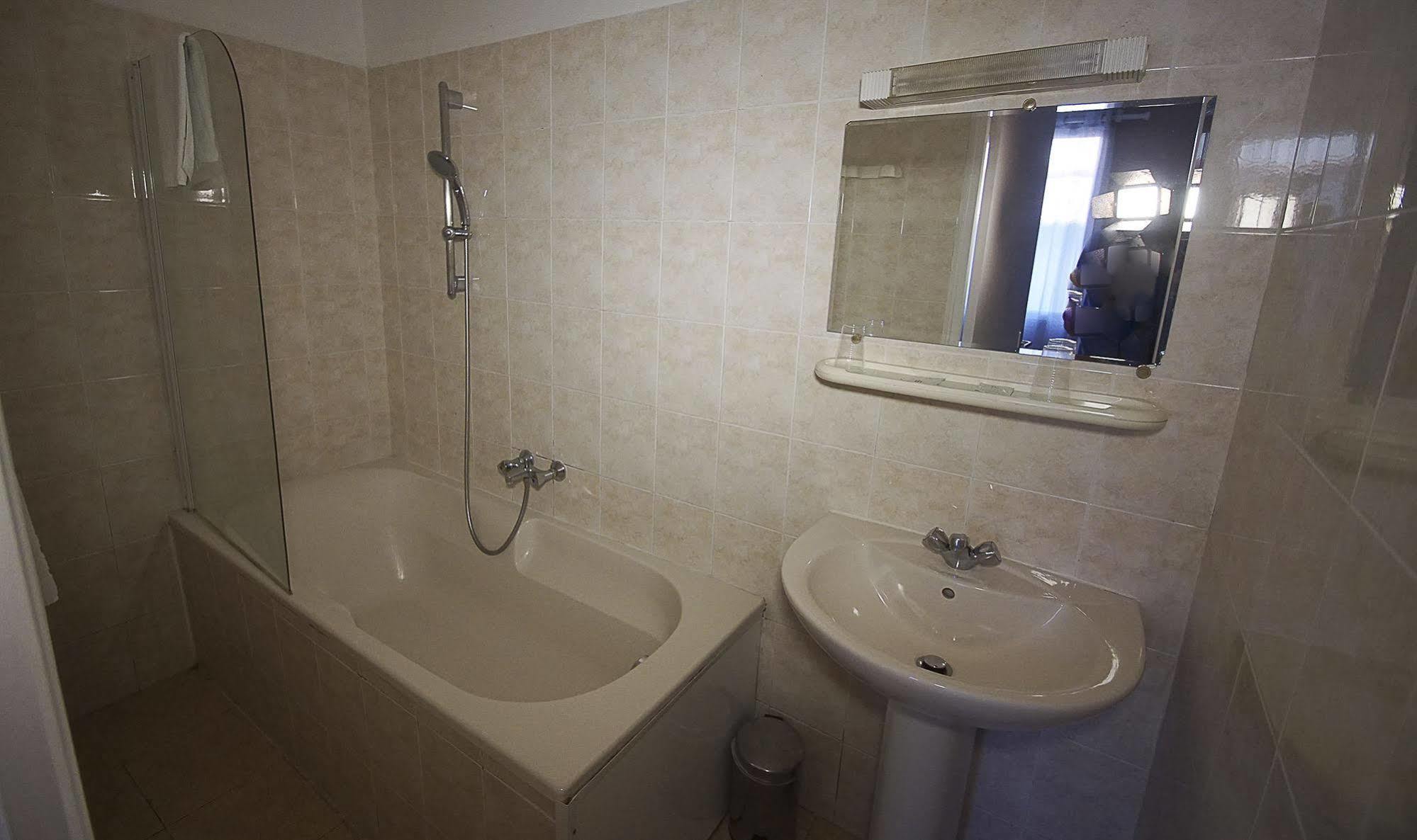 Hotel Le Derby كانيو سور مير المظهر الخارجي الصورة